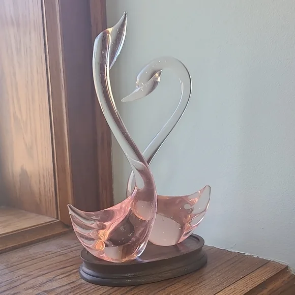 Elegant Pink Glass Swan Sculpture - Picture 2 of 5
